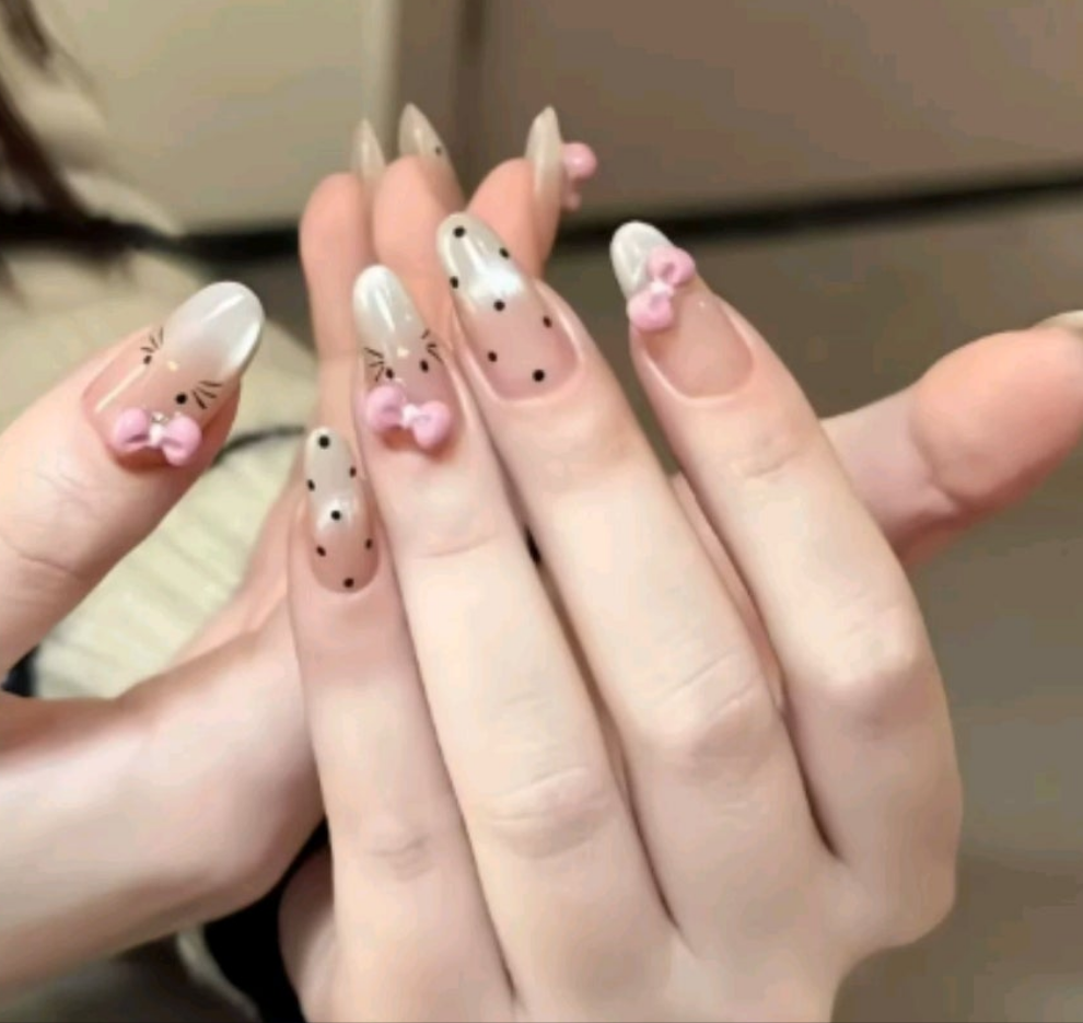 اظافر الموند بناتي منقط hello kitty