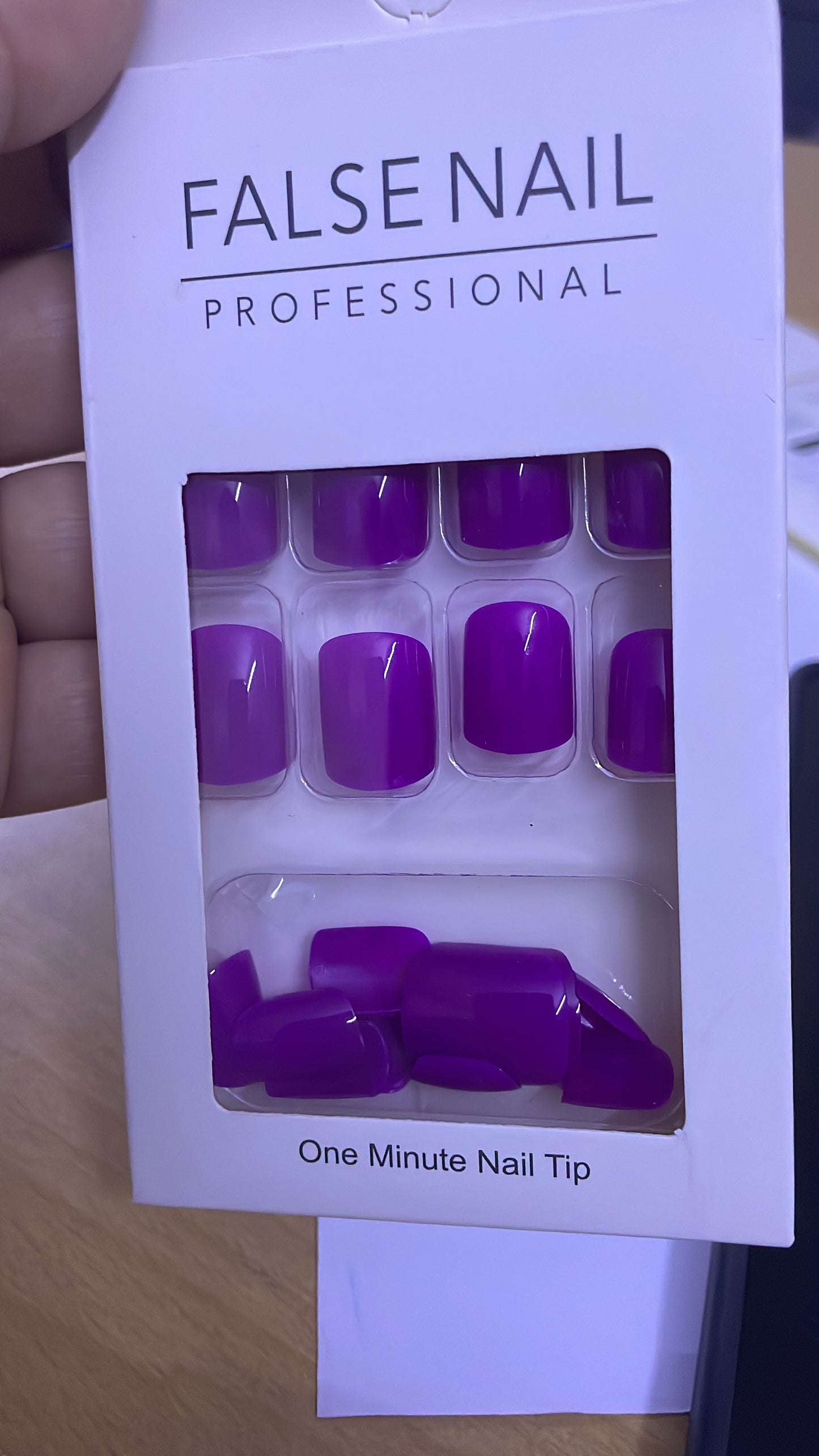 اظافر بنفسجي غامق