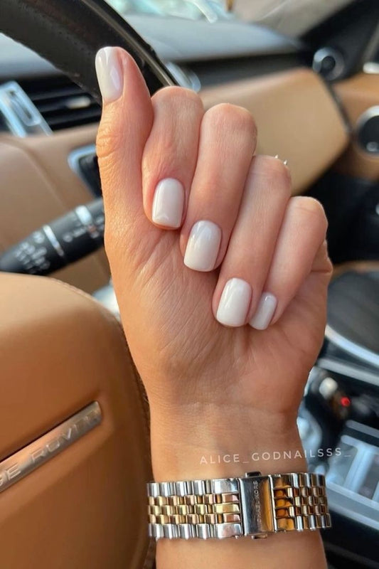 اظافر سكوير ابيض فاتح