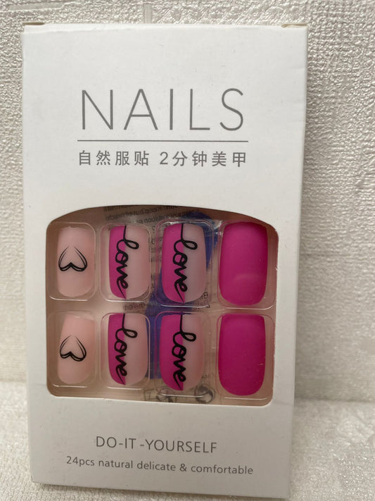 اظافر وردي قلب