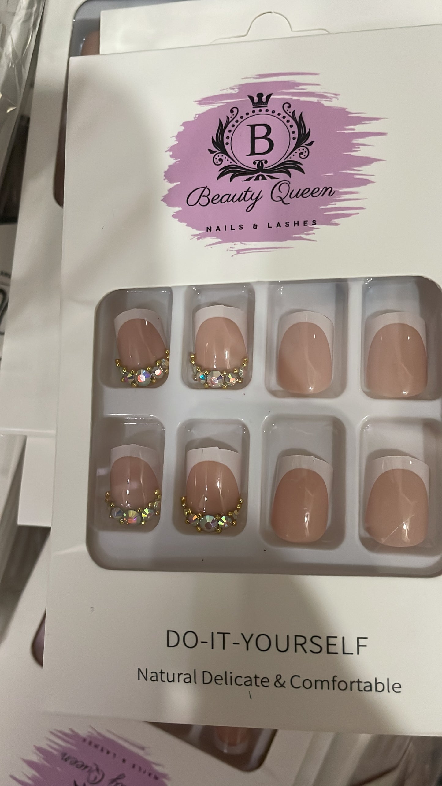 اظافر فرنش ابيض ستراس