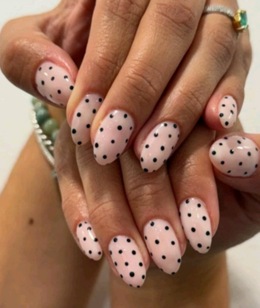 اظافر الموند وردي  منقط