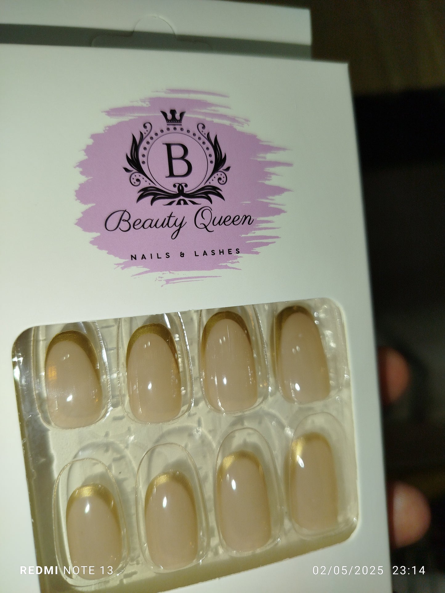 اظافر فرنش ذهبي