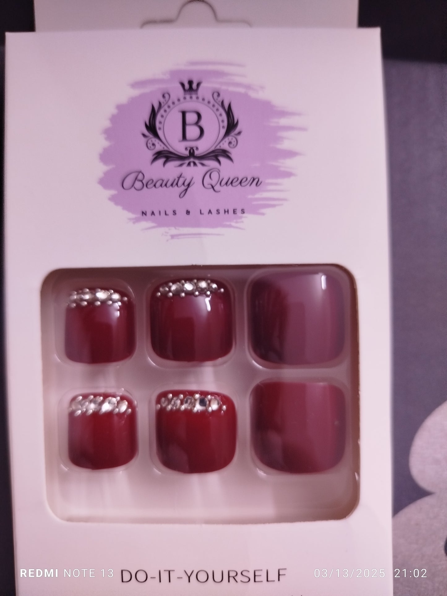 اظافر قدم احمر